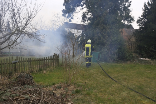 Einsatz 23.03.2015 F1 - brennt Hecke und Tanne