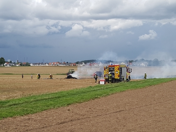 Einsatz 05.08.2017 F-LKW - Brennt Erntemaschine und umliegendes Feld